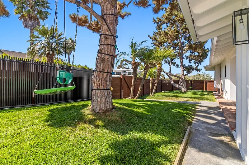 4 bed, 2.0 bath, 1950 sqft, $7,995 — Photo 4