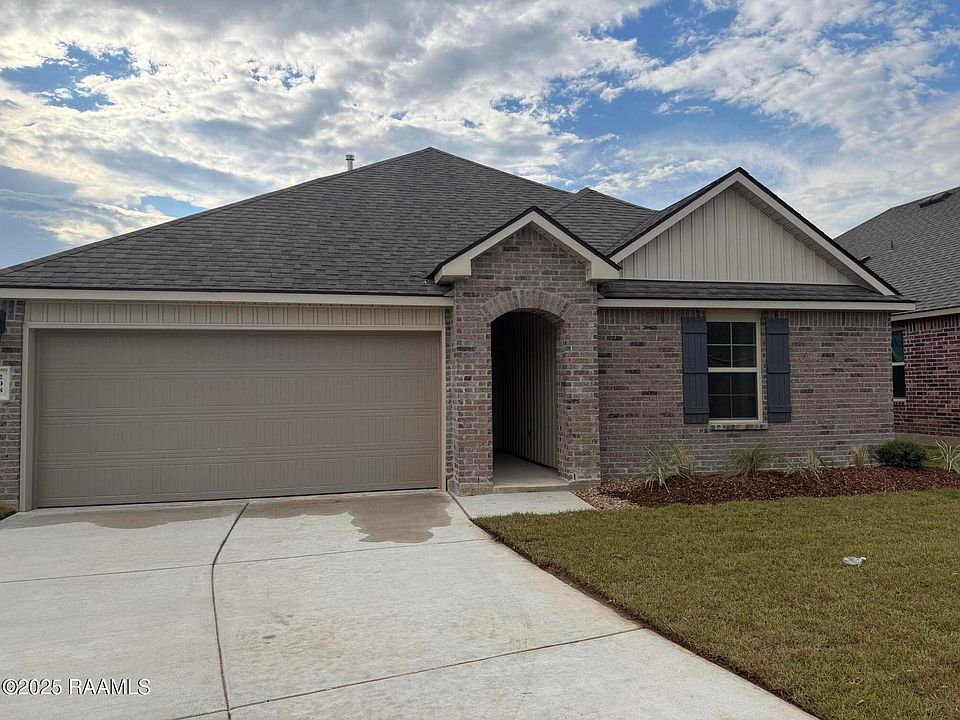 1st image of 208 Chestnut Oak Dr