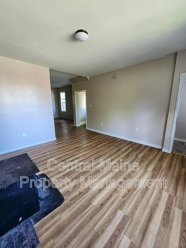 3 bed, 1.5 bath, 1500 sqft, $1,100 — Photo 3