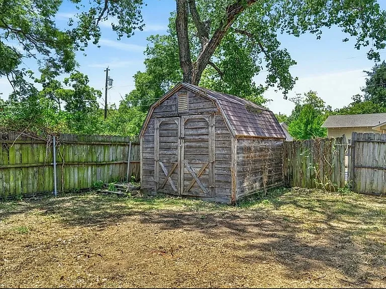 1030 N Isla St — Photo 3