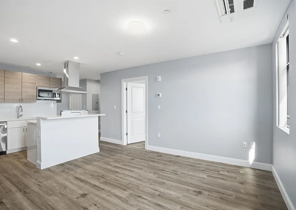 632 Centre St #305