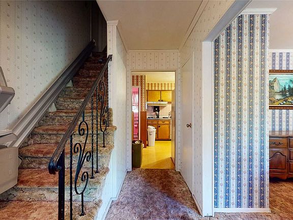 3rd image of 4 Stacey Ln