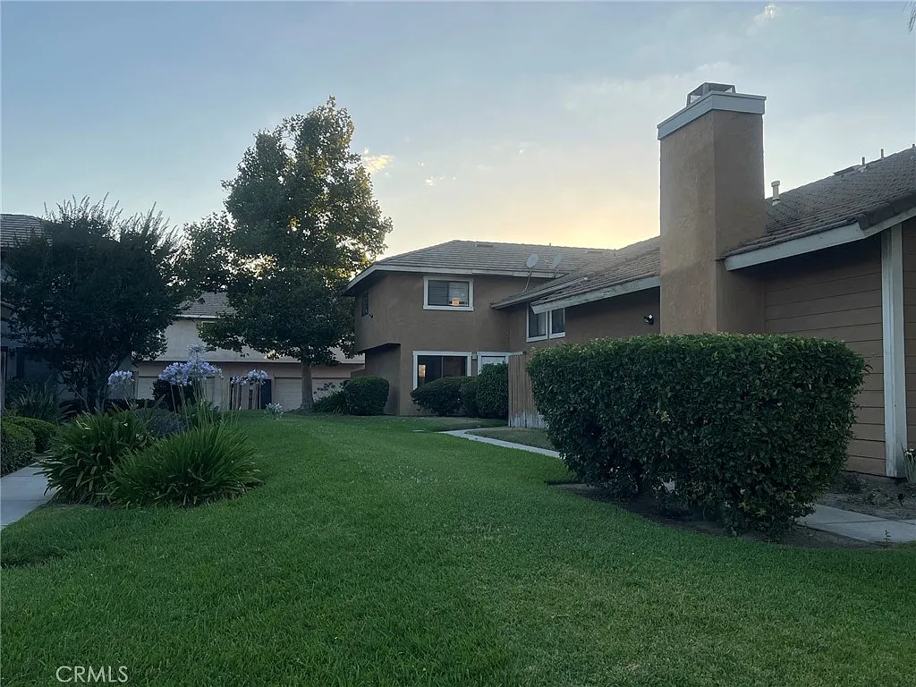 3 bed, 1.5 bath, 1200 sqft, $2,800 — Photo 2