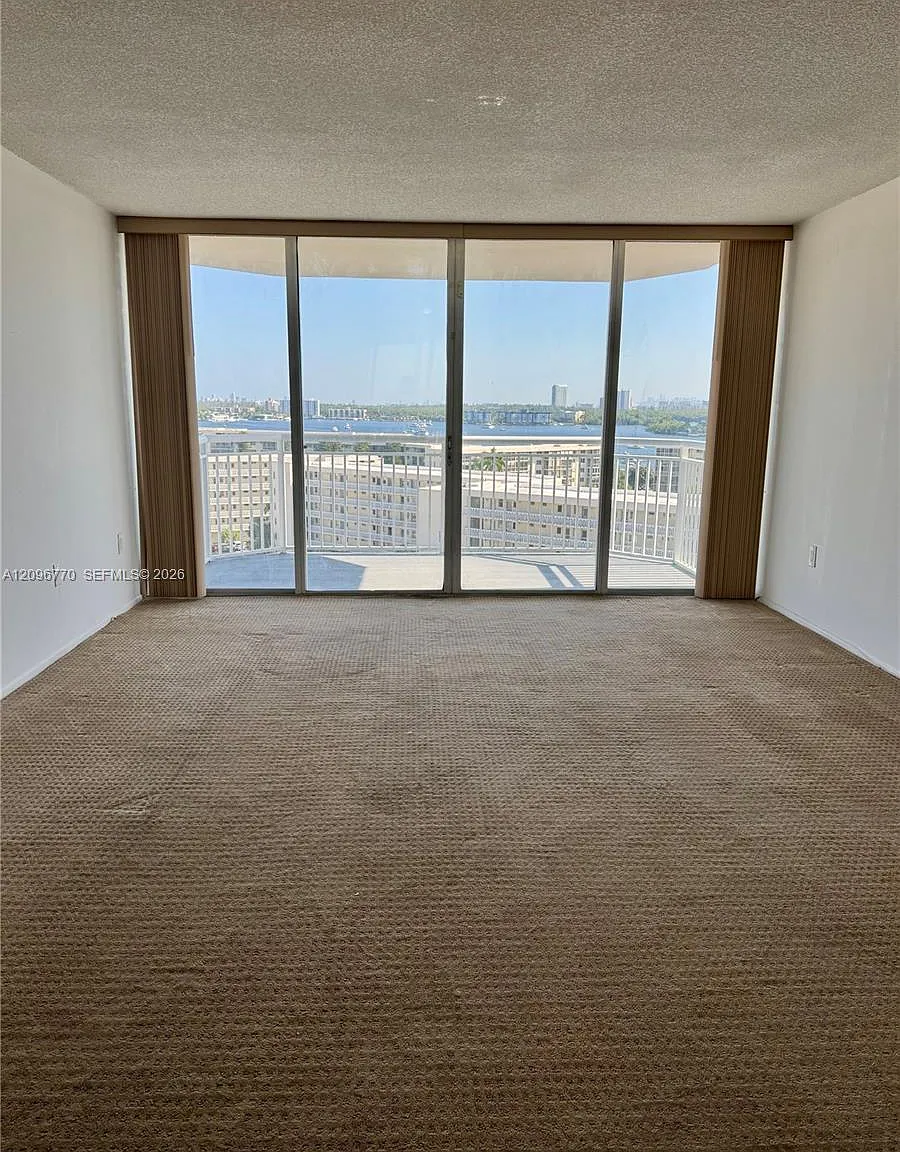 18011 Biscayne Blvd — Photo 4