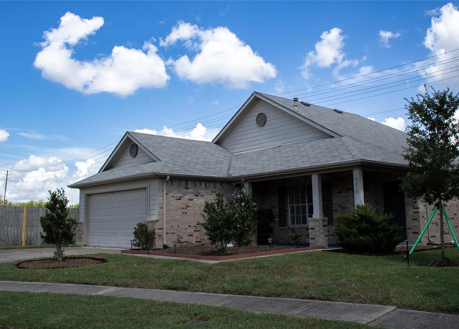 3 bed, 2.0 bath, 1552 sqft, $2,400 — Photo 2
