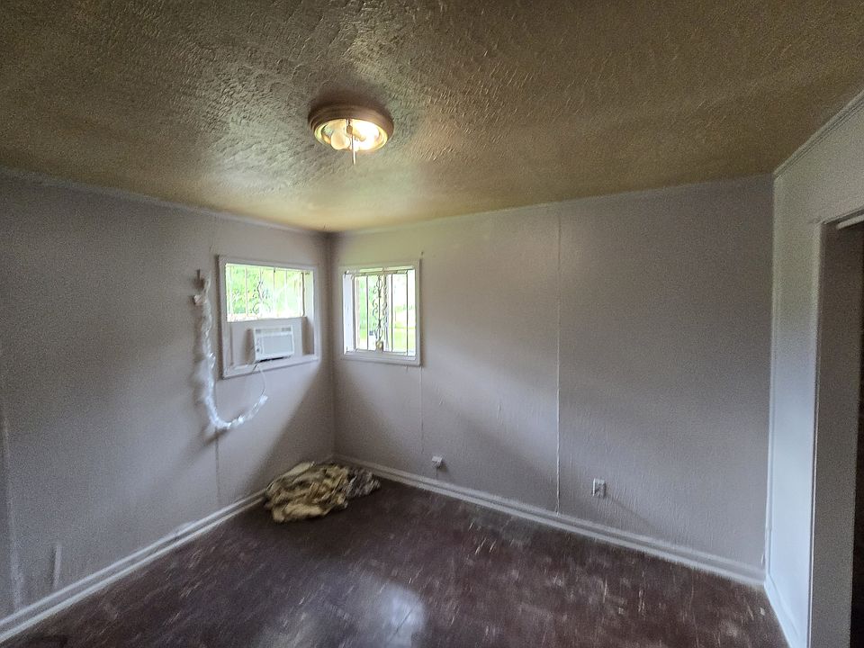 2nd image of 2327 Morton Ave
