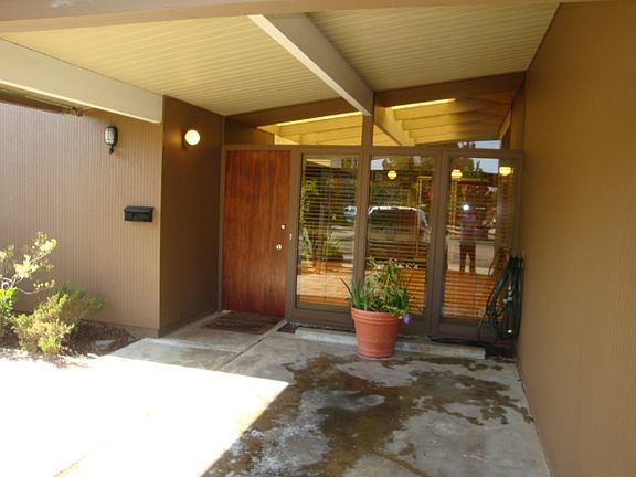 Entrance at front door into Atrium