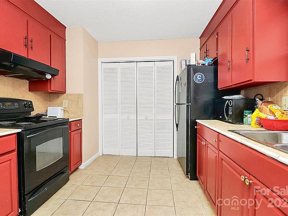 5th image of 2805 Leisure Dr