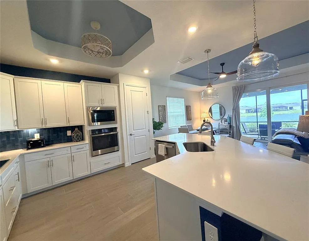 2 bed, 2.5 bath, 1858 sqft, $8,000 — Photo 3