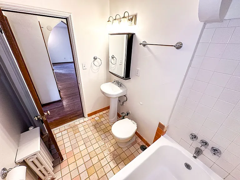 Ten-O-Five Anhalt Apartments — Photo 38