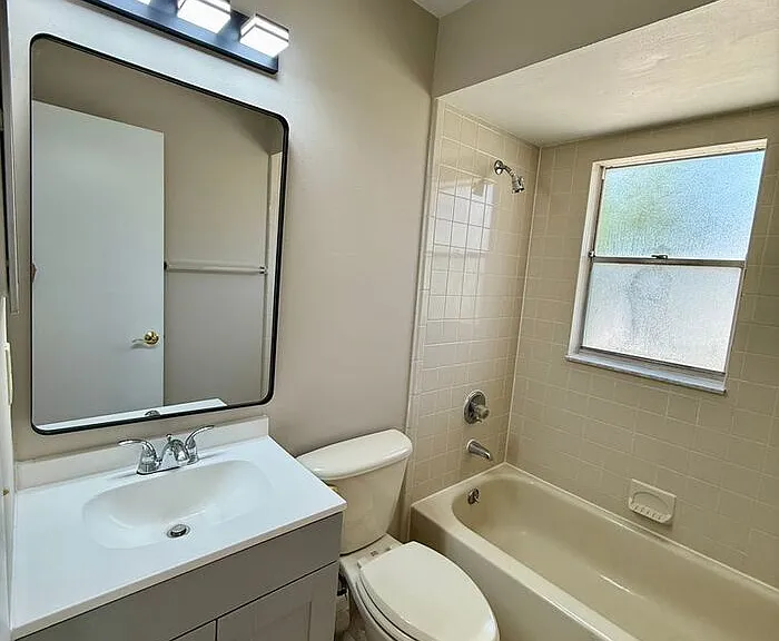 2452 E Illiana St — Photo 17