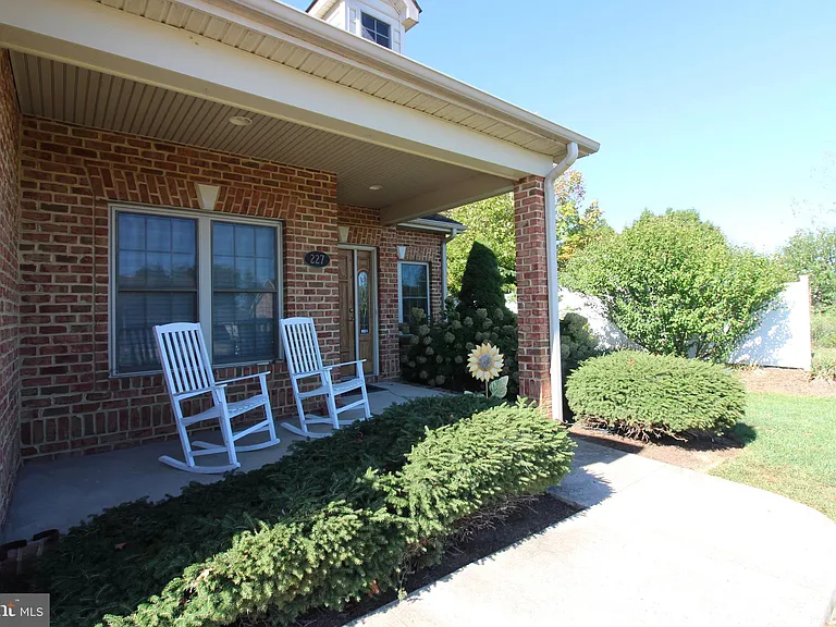 227 Donna Dr — Photo 3