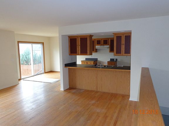 2nd image of 924 N Oak Creek Dr