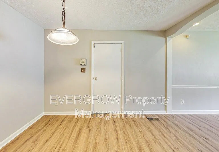 3962 Strathmore Dr — Photo 8
