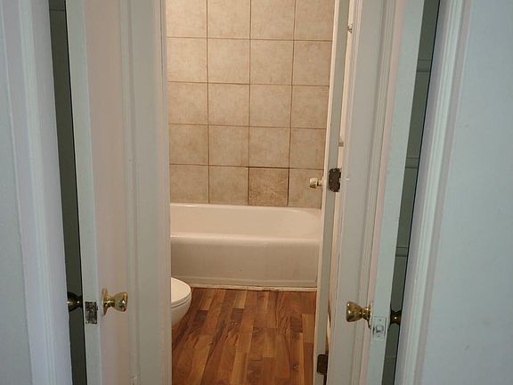 4th image of 15945 Lexington Ave #11