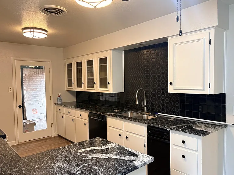 1413 Ventura Ave — Photo 8