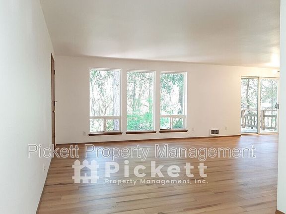 5th image of 6451 Lewis Dr NE