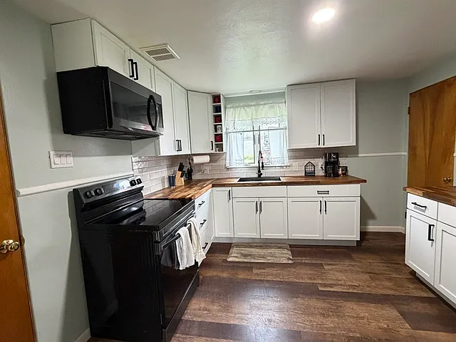 3 bed, 974 sqft, $2,000 — Photo 2