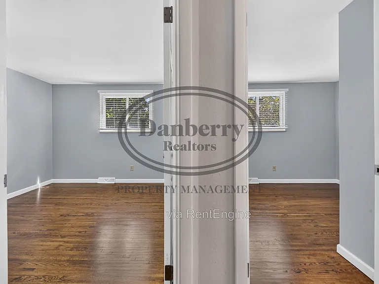 6946 Kinsman Dr — Photo 24