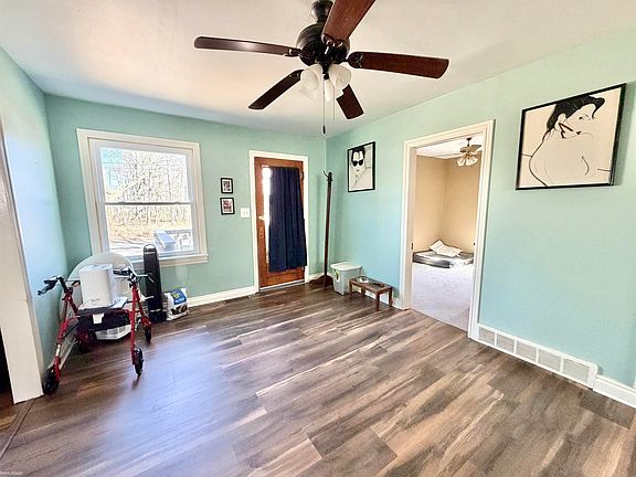 5th image of 607 Maple St