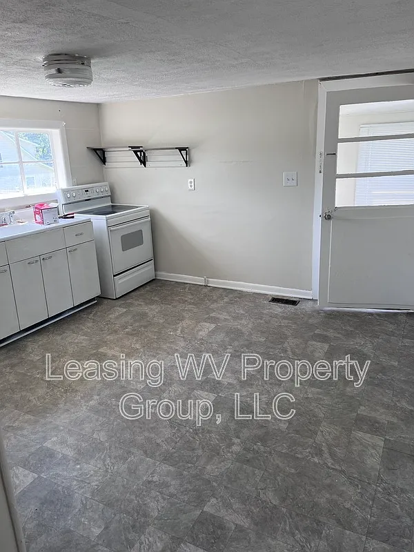 3 bed, 1.0 bath, 900 sqft, $750 — Photo 4