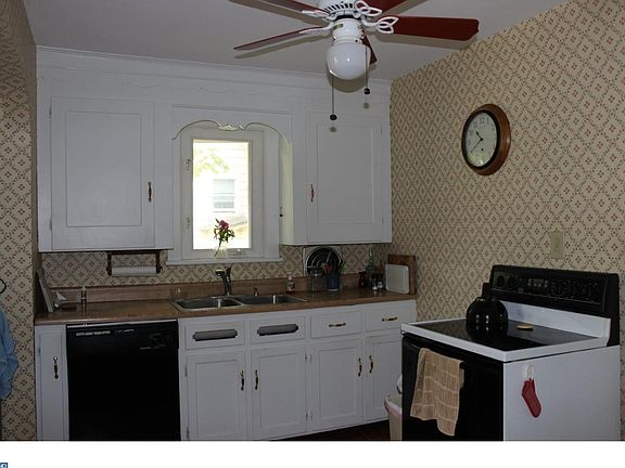 5th image of 129 E Dickinson St