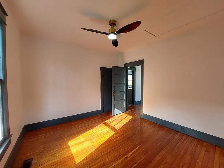 203 Riverside Dr — Photo 16