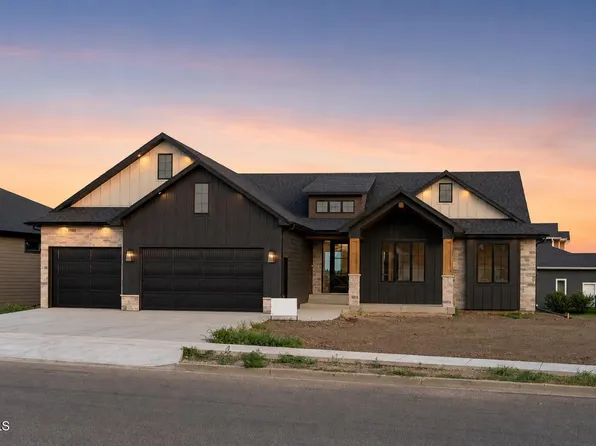 3821 Cogburn Rd, Bismarck, ND 58503