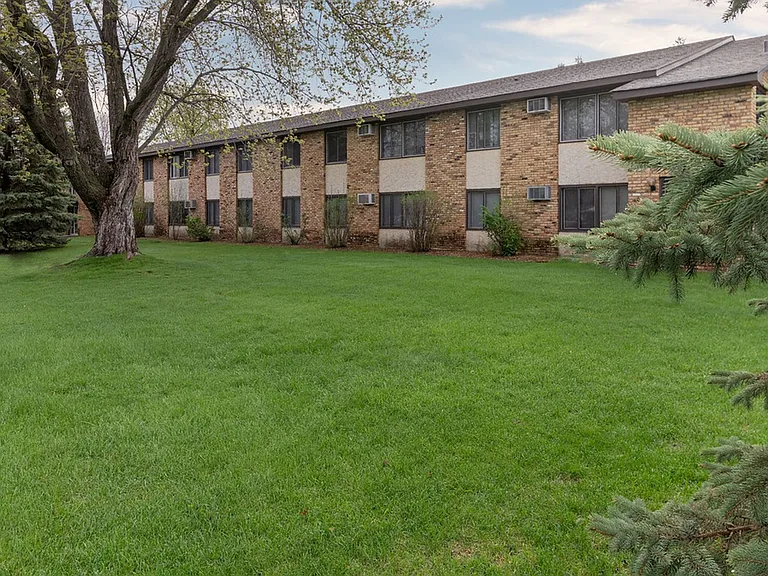 2520 Fairoak — Photo 3