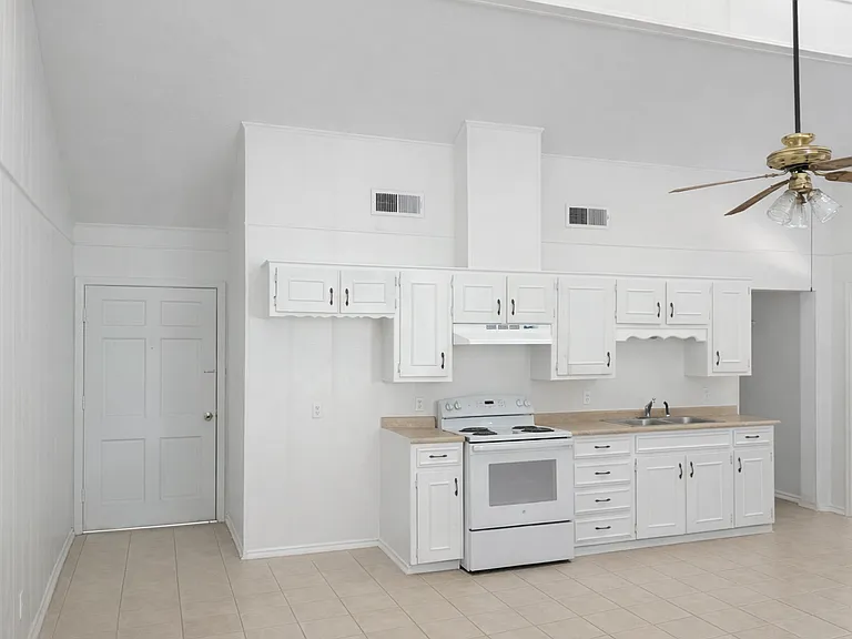 251 Washington Dr — Photo 4