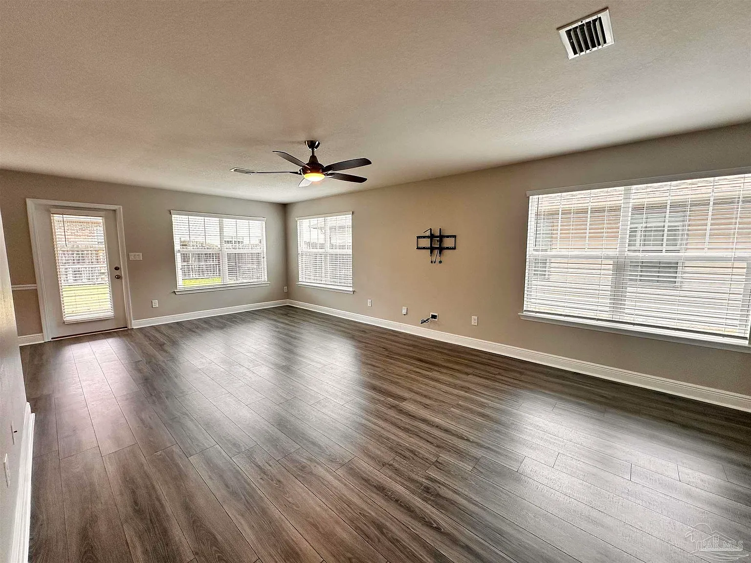 4 bed, 2.5 bath, 1856 sqft, $1,995 — Photo 3