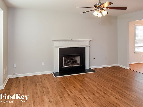 4th image of 2417 Pondside Pl NE