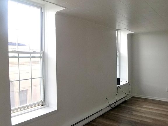 3rd image of 602 Warren St APT 10