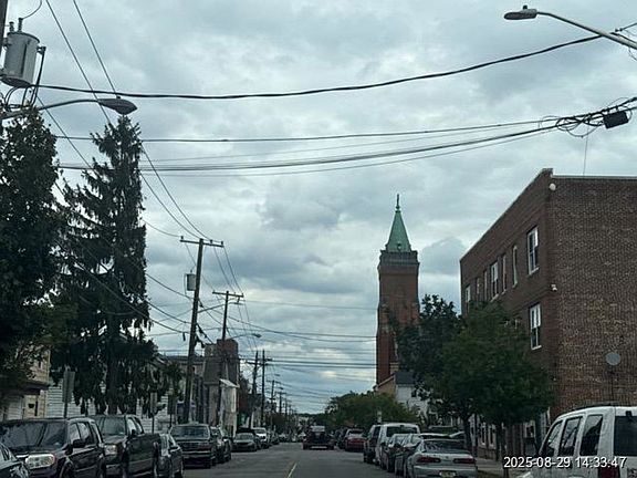 Exterior Neighborhood (street photo)