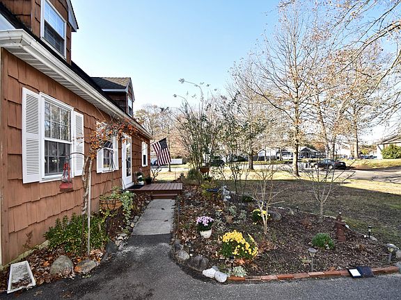 3rd image of 976 Grace Dr
