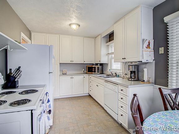 4th image of 1334 Northlawn St NE