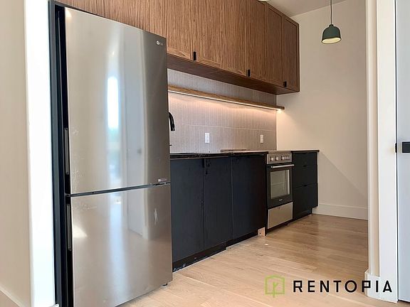 4th image of 426 Tompkins Ave #105
