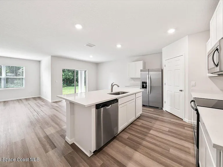 566 Rembrandt St SE — Photo 8