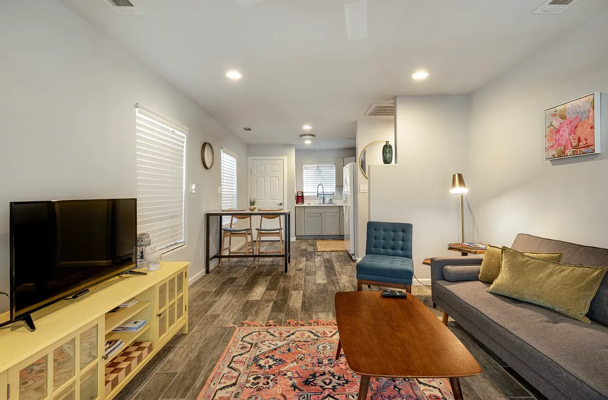1 bed, 700 sqft, $2,000 — Photo 2