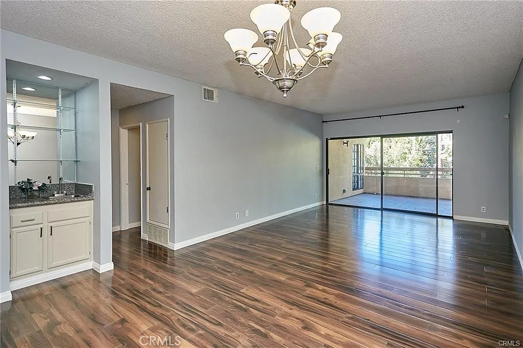 2 bed, 1038 sqft, $2,800 — Photo 3