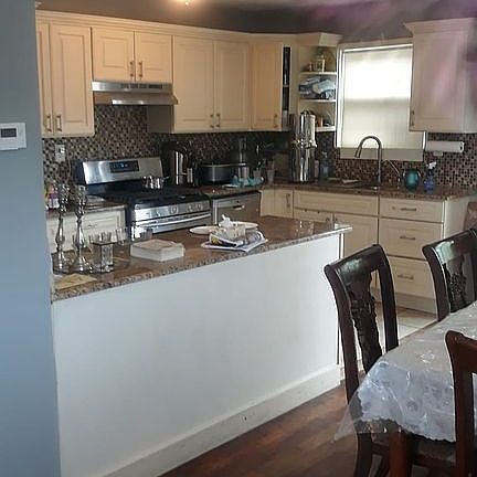 2nd image of 1325 Davies Rd