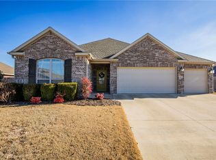 452 Sunset Dr, Cave Springs, AR 72718