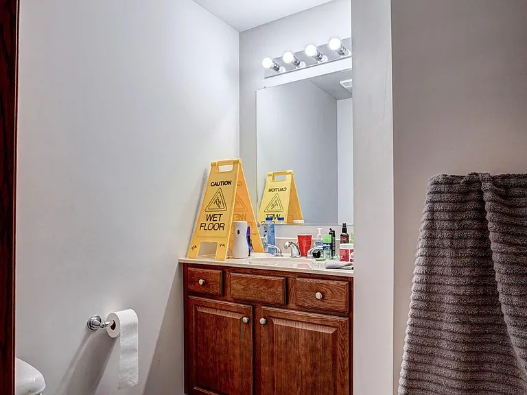 647 N Walton Dr — Photo 14