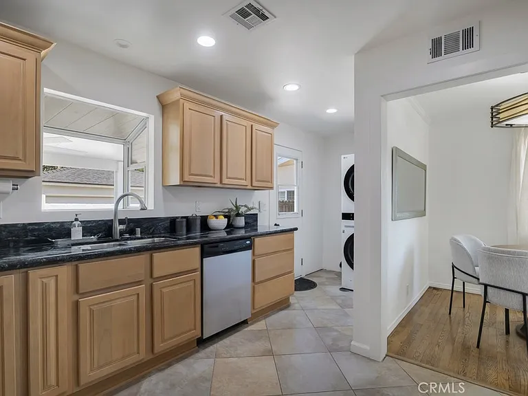 22529 Clarendon St — Photo 17