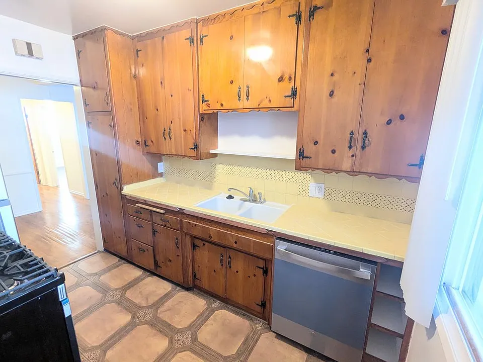 1547 S Orange Grove Ave #7