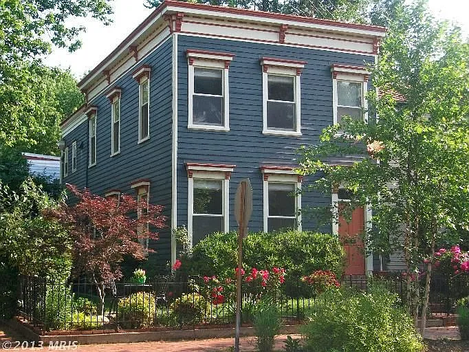 1000 D St SE photo 1