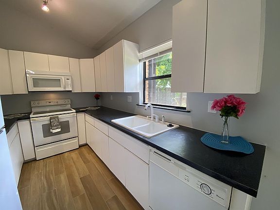 4th image of 322 SW 33rd Ter