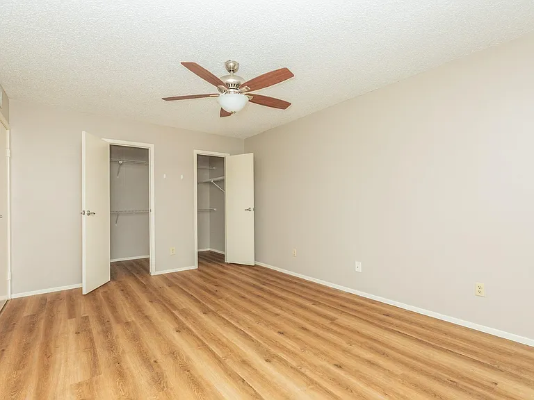 7128 N Holiday Dr — Photo 25