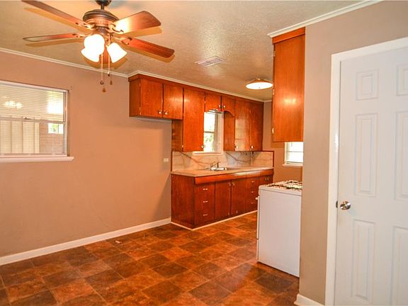 3rd image of 924 W Sloan St