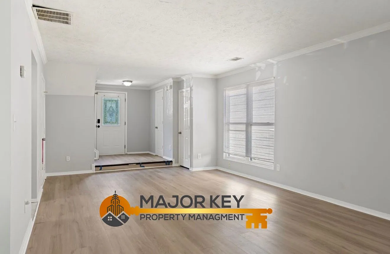 4 bed, 2.5 bath, 2004 sqft, $2,550 — Photo 2